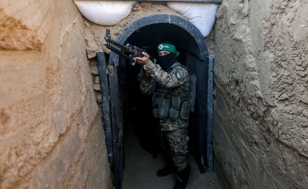 חמאסניק בכניסה למנהרה תת קרקעית (צילום: SOPA  Images , getty images)