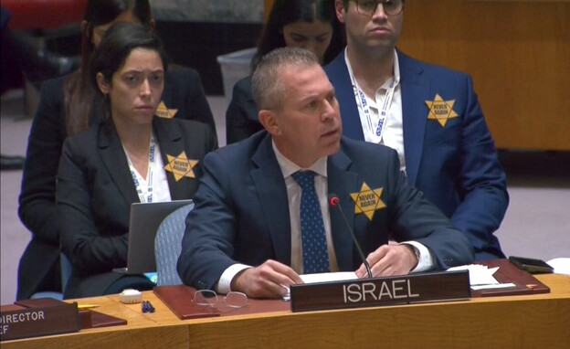 ארדן עונד טלאי צהוב בעצרת הביטחון באו"ם