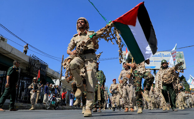 החות'ים עם דגל פלסטין (צילום: MOHAMMED HUWAIS/AFP via Getty Images)