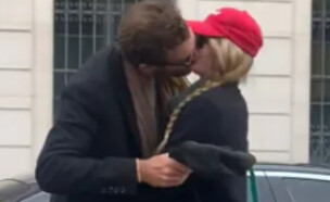 סופי טרנר מתנשקת עם גבר אחר בפריז