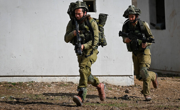 חיילי מילואים של חטיבת הצנחנים מתאמנים ברמת הגולן, 24.10.23 (צילום: מיכאל גלעדי, פלאש 90)