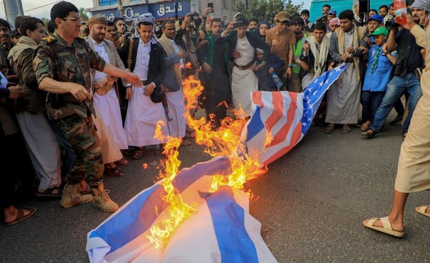שריפת דגלי ישראל וארהב במדינה (צילום: MOHAMMED HUWAIS/AFP via Getty Images)