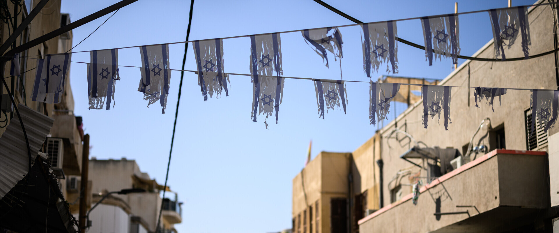 דגלי ישראל בשכונת פלורנטין בתל אביב, 21.10.23 (צילום: Leon Neal, Getty Images)