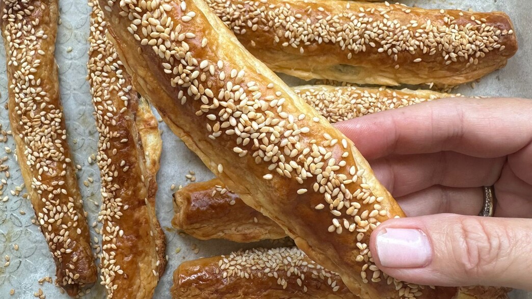 אצבעות בורקס עם גבינות וזיתים - חתיכת אצבע שמנמנה