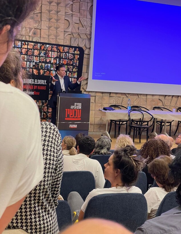 יוסי כהן בשיחה עם משפחות החטופים (צילום: איתי דגן )