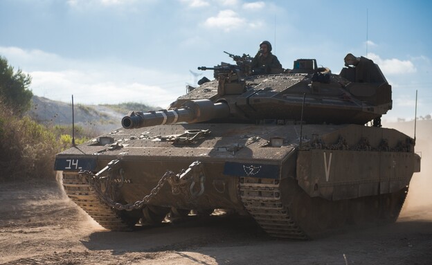 טנק מרכבה סימן 4 מוביל את הכוחות בעזה (צילום: דובר צה"ל)
