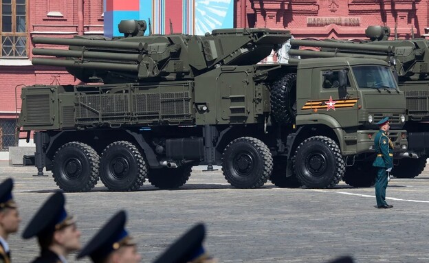 סוללת הגנה אווירית רוסית מסוג "פנטסיר" (צילום: AP)
