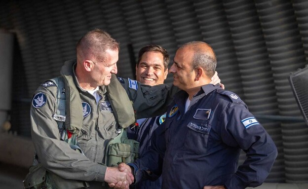 מפקד חיל האוויר במפגש עם צוות טכני (צילום: חיל האוויר)