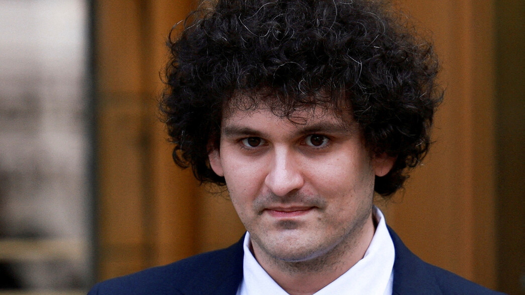 סם בנקמן-פריד יוצא מבית המשפט, אוקטובר 2023 סם בנקמן-פריד יוצא מבית המשפט, אוקטובר 2023