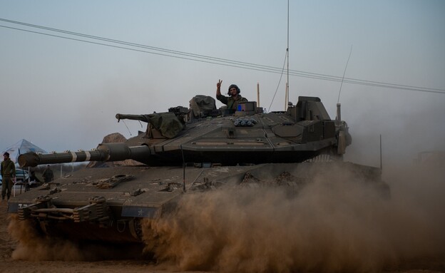 טנק מרכבה סימן 4 מוביל את הכוחות בעזה (צילום: דובר צה"ל)