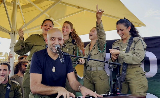 עידן רייכל שר לחיילים עם מתופף וזמרת שעיבדו משפחה (צילום: החדשות 12)