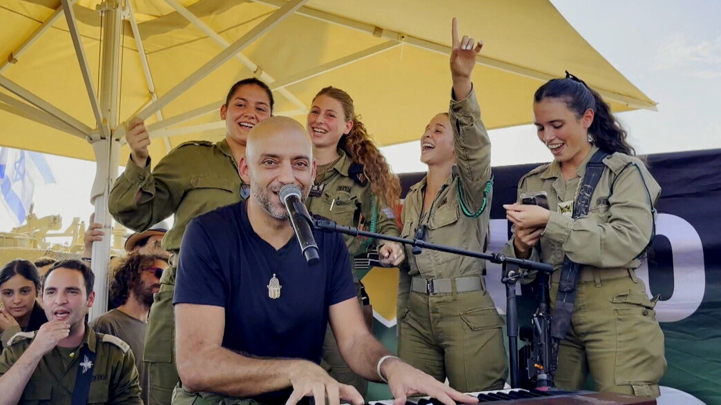 עידן רייכל שר לחיילים עם מתופף וזמרת שעיבדו משפחה