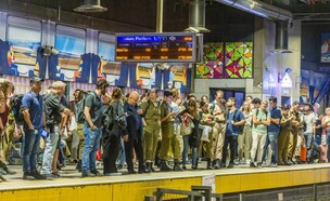 נוסעים בתחנת רכבת השלום, 18.10.23 (צילום: יוסי אלוני, פלאש 90)