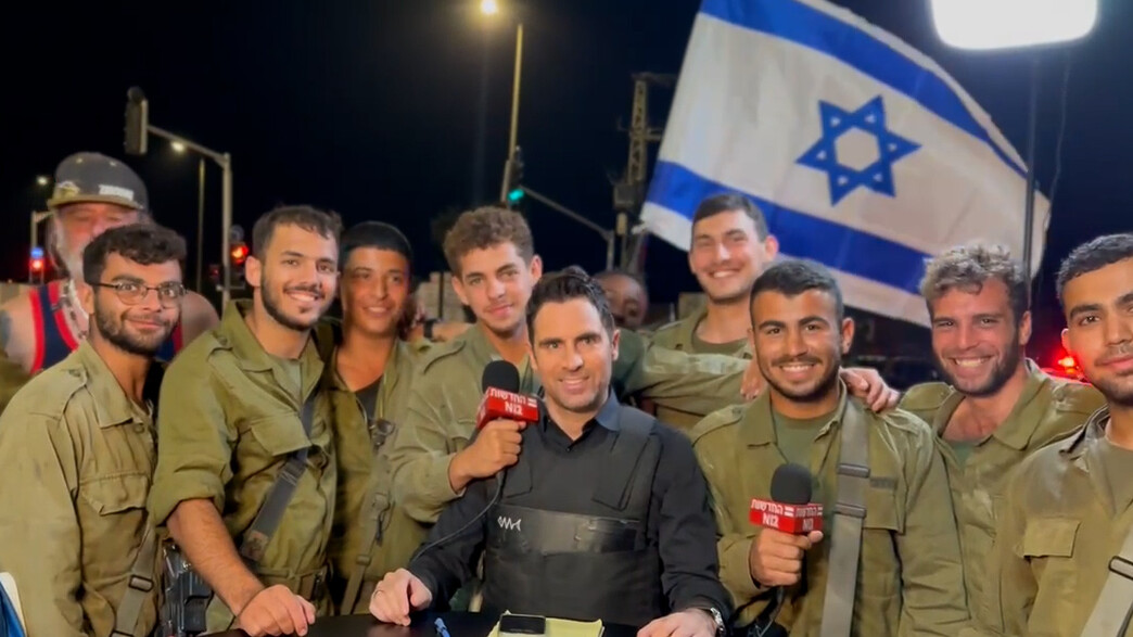תמיר סטיינמן וחיילי צה''ל מרימים דגל ישראל  (צילום: איתי דגן , פרטי)