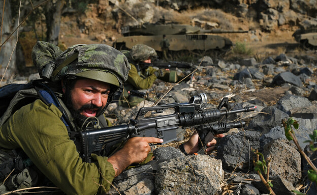 חיילי מילואים באימון בגולן במהלך מלחמת חרבות ברזל (צילום: מיכאל גלעדי, Flash90)