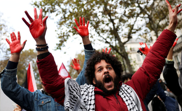 מפגינים למען עזה ונגד ישראל בפריז (צילום: רויטרס)