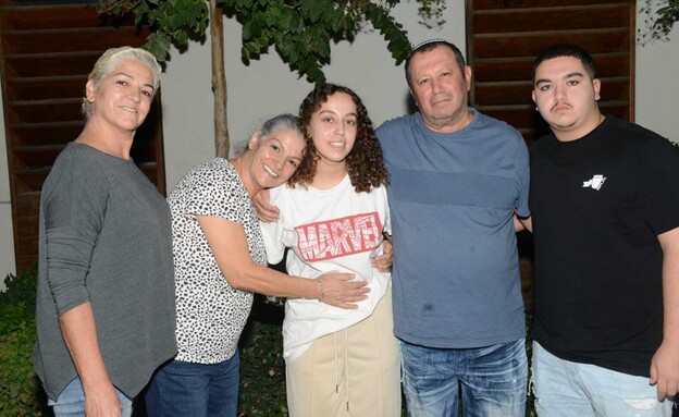 אורי מגידיש, החיילת החטופה ששוחררה ובני משפחתה (צילום: דוברות שב"כ)
