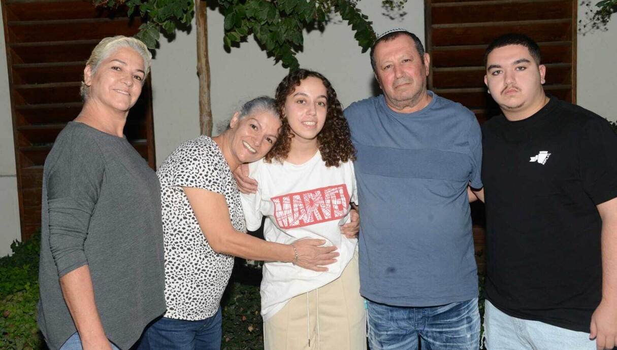 אורי מגידיש, החיילת החטופה ששוחררה ובני משפחתה (צילום: דוברות שב