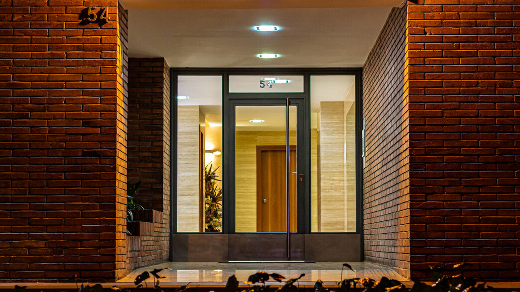 דלת כניסה לבניין מגורים, לובי כניסה