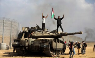 מחבלי חמאס משתלטים על טנק ישראלי 7.10 (צילום: Yousef Masoud, AP)