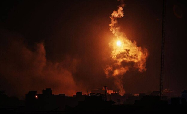 פצצות תאורה מעל מחנה הפליטים שאטי, מערב עזה
