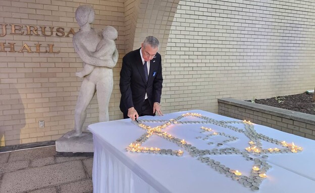 שגריר ישראל בארה"ב מדליק נרות לזכר הנרצחים