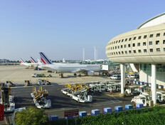 מטוס אייר פראנס נמל התעופה שארל דה גול פריז צרפת (צילום: Sorbis, shutterstock) מטוס אייר פראנס נמל התעופה שארל דה גול פריז צרפת (צילום: Sorbis, shutterstock)