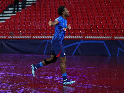 ודווקא בדקות טובות של הסרבים, אופנדה הכפיל (Srdjan Stevanovic/Getty Images)