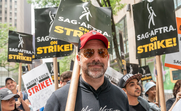 ג'ייסון סודייקיס בהפגנה כחלק משביתת השחקנים בהוליווד (צילום: getty images)