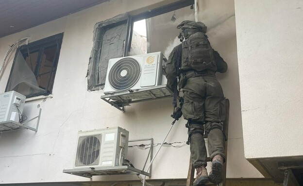 סגן ש׳, עלה על סולם וירה על המחבלים מתוך החלון (צילום: דובר צה"ל)