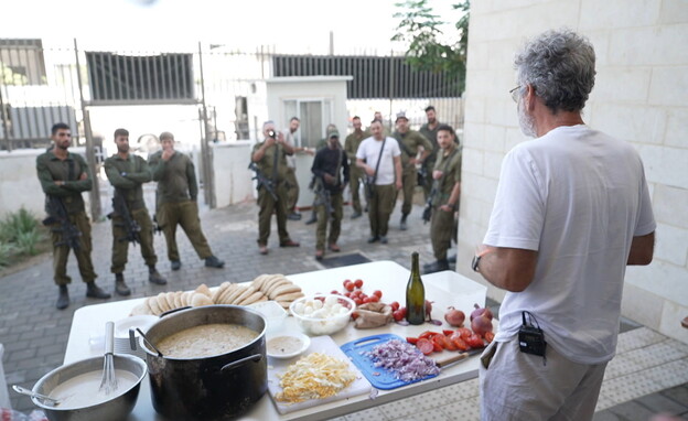 השף אייל שני מבשל לחיילים (צילום: חדשות 12)
