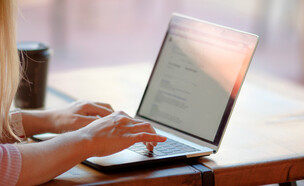 בחורה משתמשת בלפטופ, מקלידה על מחשב (צילום: 123RF‏)