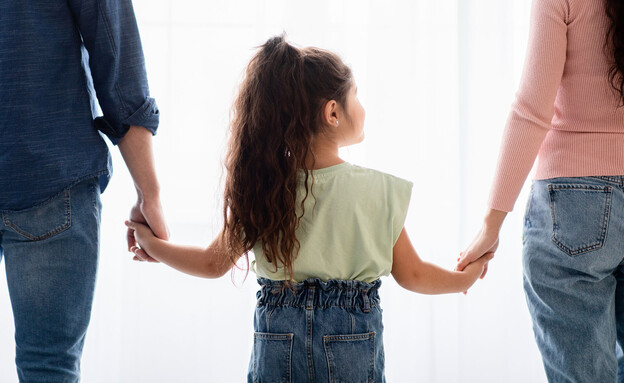 זוג הורים וילדה מחזיקים ידיים (צילום: 123RF‏)