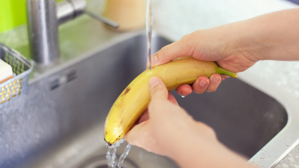 שטיפת בננות במים בכיור, בננה שטיפת בננות במים בכיור, בננה