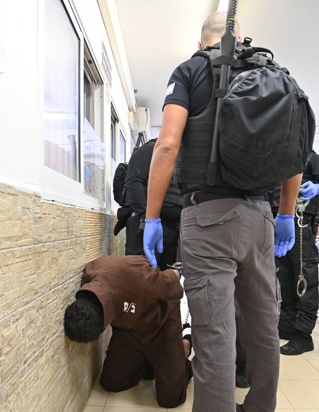 אסירי חמאס שנעצרו אחרי הטבח (צילום: שירות בתי הסוהר)
