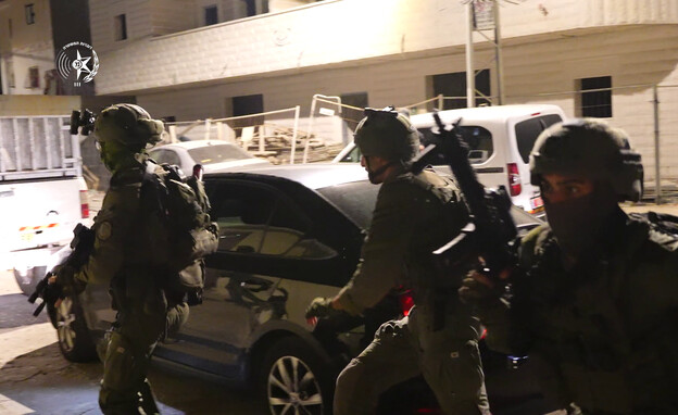 לוחמי מג"ב וכוחות נוספים מבצעים מעצרים ברהט (צילום: דוברות המשטרה)