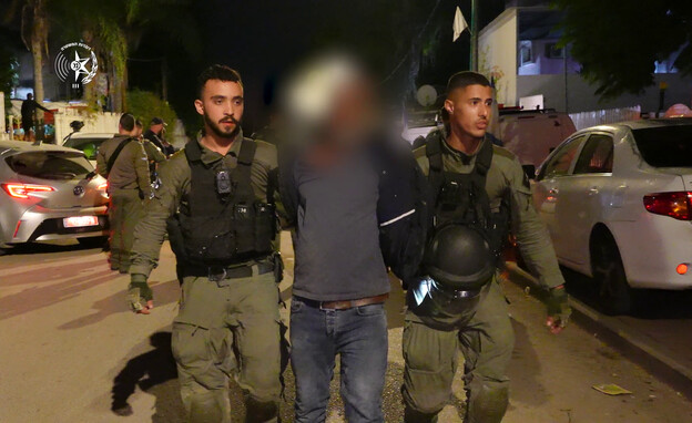 מעצר של אחד החשודים ברהט (צילום: דוברות המשטרה)