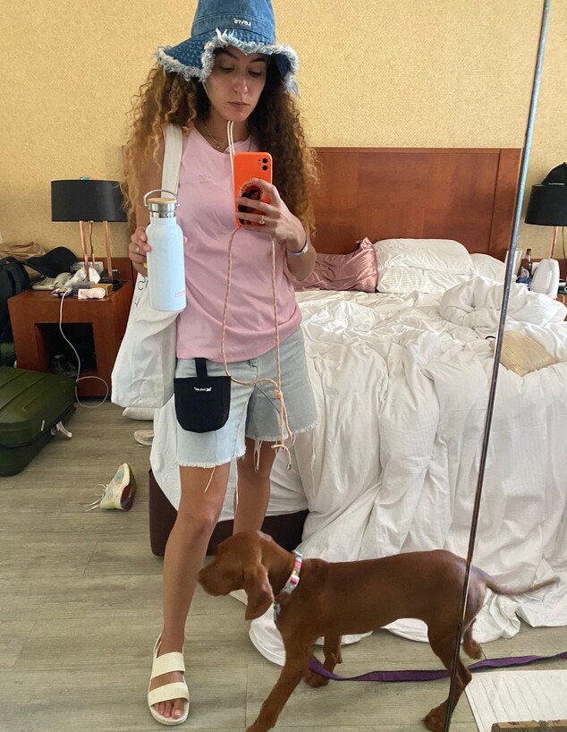 מפונה עם הכלב שלה בחדר במלון (צילום: באדיבות רשת פתאל)