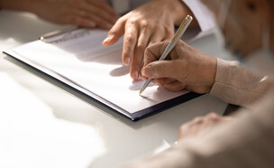 הסכם, אישה חותמת על הסכם (צילום: fizkes, shutterstock)