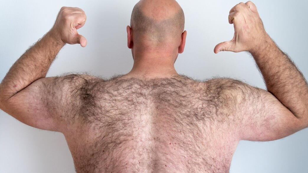 גבר שעיר בגב ובכתפיים גבר שעיר בגב ובכתפיים