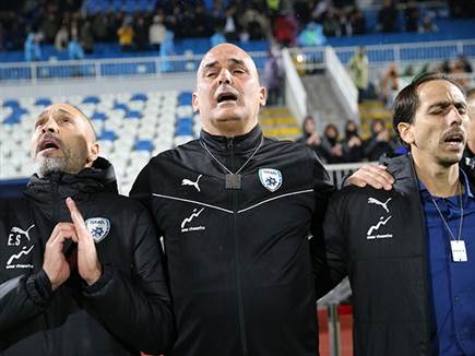 עם דמעות בעיניים (צילום: אודי ציטיאט)