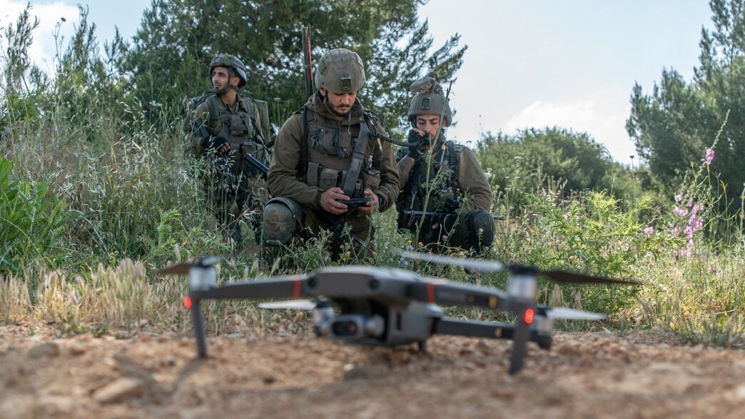 לוחמים מפעילים רחפן 