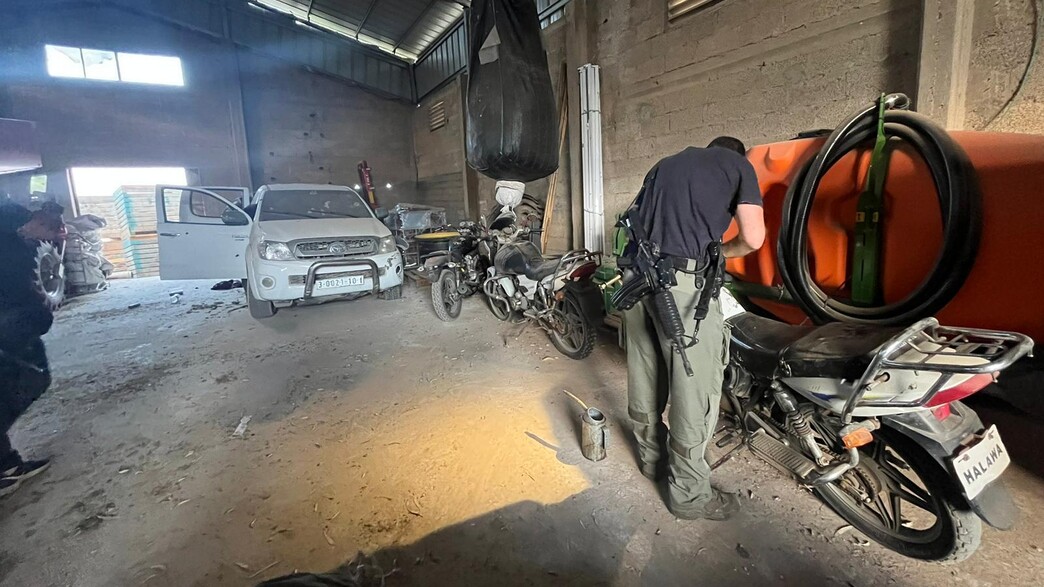  הרכב והאופנועים ששימשו את המחבלים ונתפסו (צילום: דוברות המשטרה)