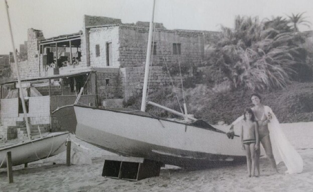 אמא ובן ליד סירה קלאב מד אכזיב (צילום: באדיבות ארכיון קלאב מד)