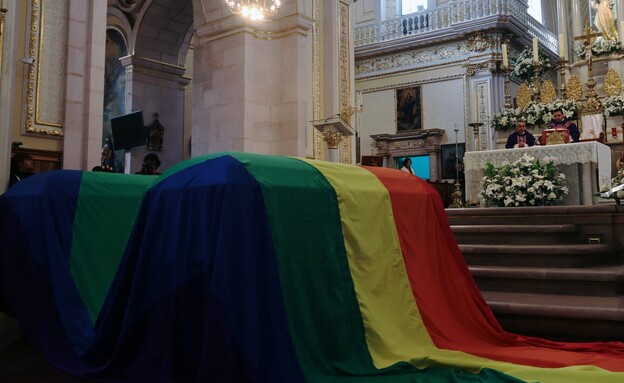ארונות הקבורה של בני הזוג עטופים בדגל הגאווה (צילום:  STR/AFP , GettyImages)