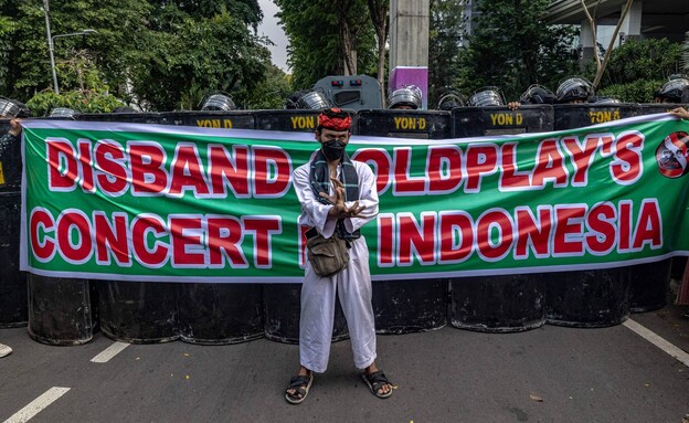 הפגנה נגד קולדפליי באינדונזיה (צילום: Mas Agung Wilis / AFP, GettyImages)