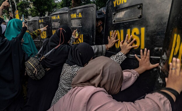 עימותים בהפגנה נגד קולדפליי באינדונזיה (צילום: Mas Agung Wilis / AFP, GettyImages)