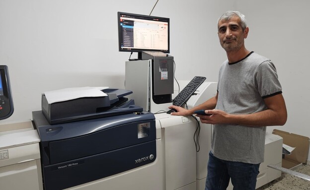 אלברט מישייב מפעיל לראשונה מזה חודש את מכונות הדפוס בעסק (צילום: באדיבות דפוס מילניום)