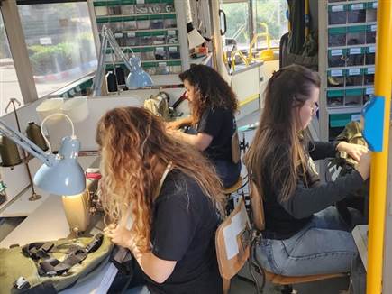 מתפרה ניידת בתוך אוטובוס &quot;דן&quot;