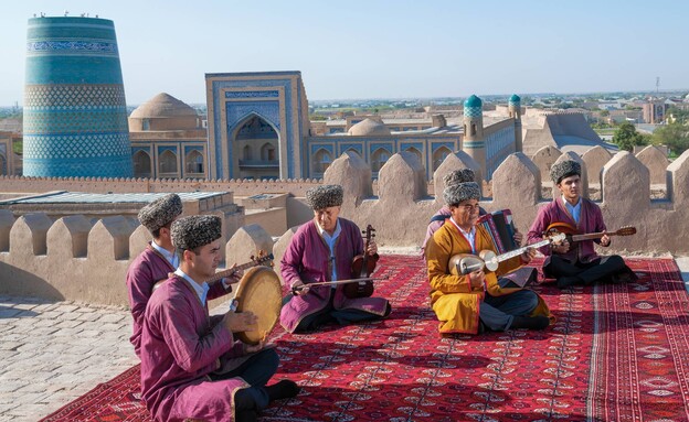 גברים מנגנים אוזבקיסטן חיווה (צילום: Karasev Viktor, shutterstock)
